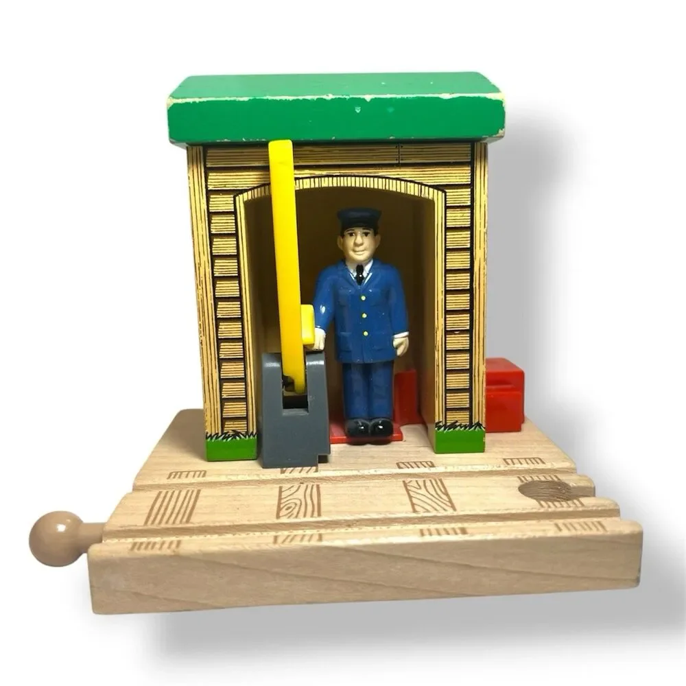 Thomas & Friends Wooden Train Track Conductor Shed Gate Hut w/ Figure & Arm